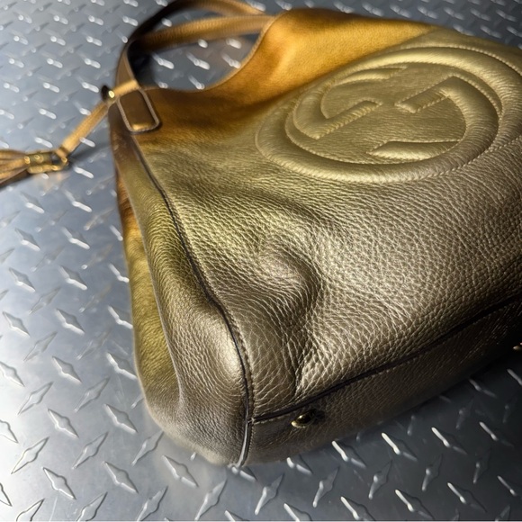 Gucci Ombré Pebbled Medium SoHo Logo Hobo in Metallic Gold - Picture 4 of 9